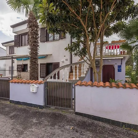 Franjo Tiha Luna Гостьовий будинок 3*